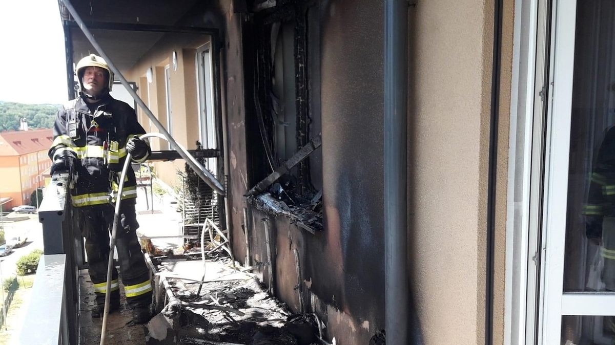 Po požáru bytu v Tachově skončili dva lidé v nemocnici